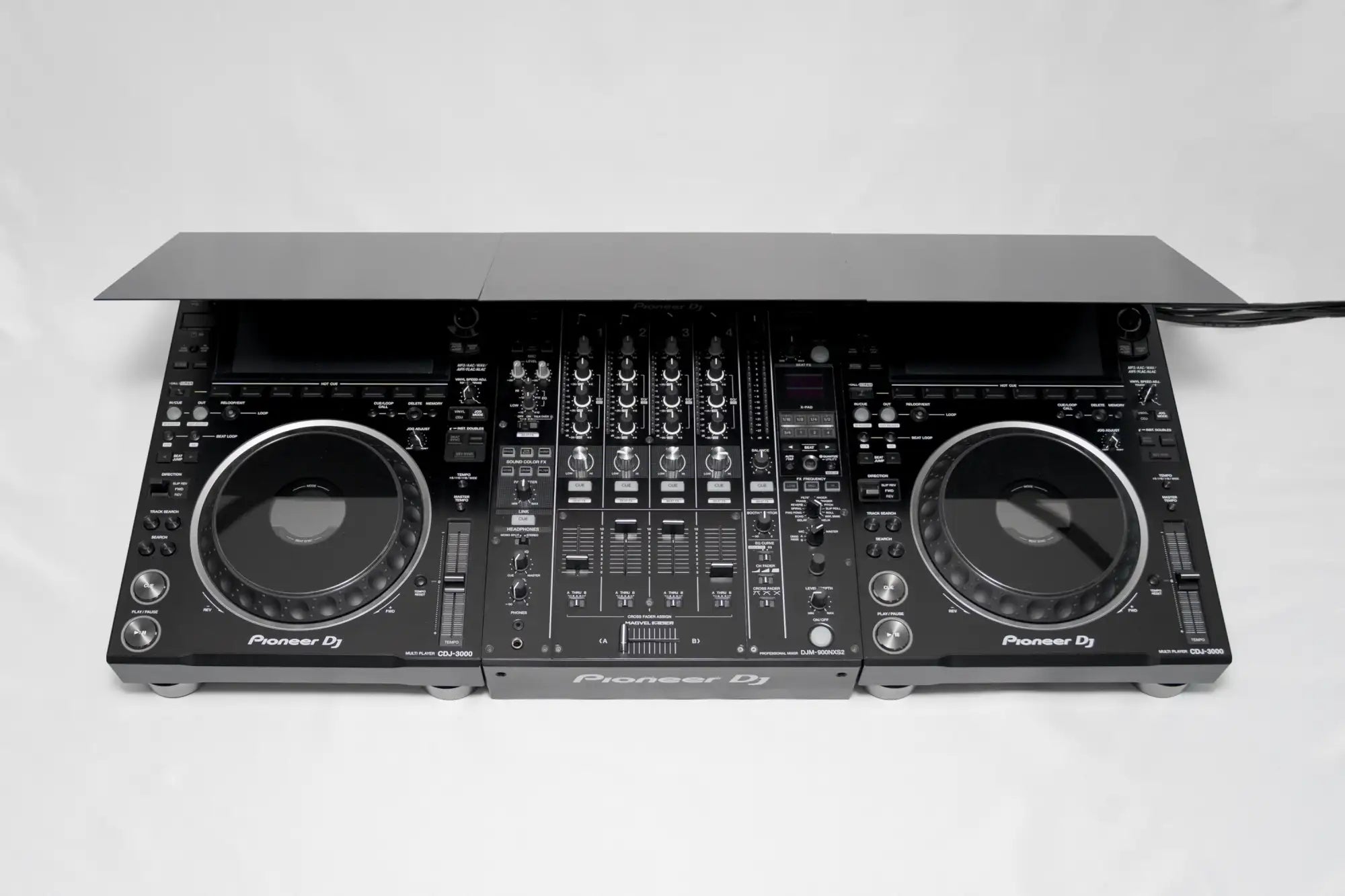 Schwarze Pionier-DJ-CDJ-2000-Plattenspieler mit silbernen Felgen und einem zentralen Steuermixer, mit integriertem digitalem Display.