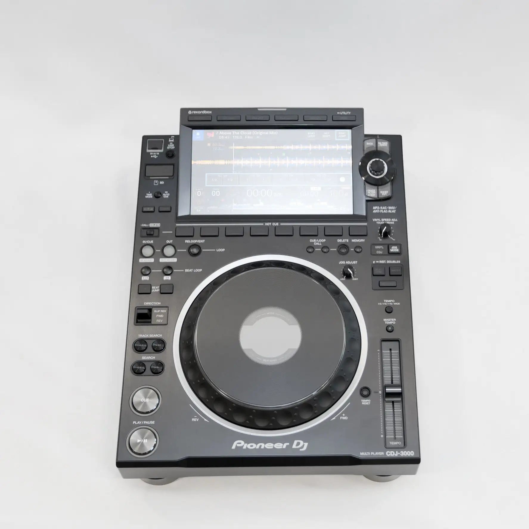 Schwarzer Pioneer DJ CDJ-3000 Profi-Plattenspieler mit zentraler kreisförmiger Platte, beleuchtetem Touchscreen-Display darüber und einer Reihe von Bedienknöpfen und Reglern an den Seiten.