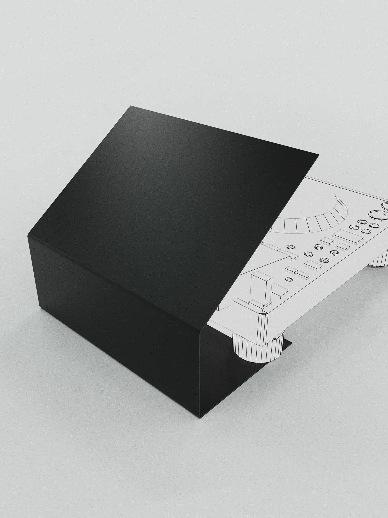 Schwarzer rechteckiger Kasten mit einem klappbaren Deckel, teilweise geöffnet, um die weiße Linienzeichnung eines elektronischen DJ-Controllers im Inneren zu zeigen.